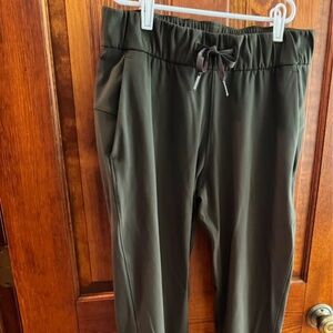 Lululemon On the Fly 7/8 Pant Olive Size 4